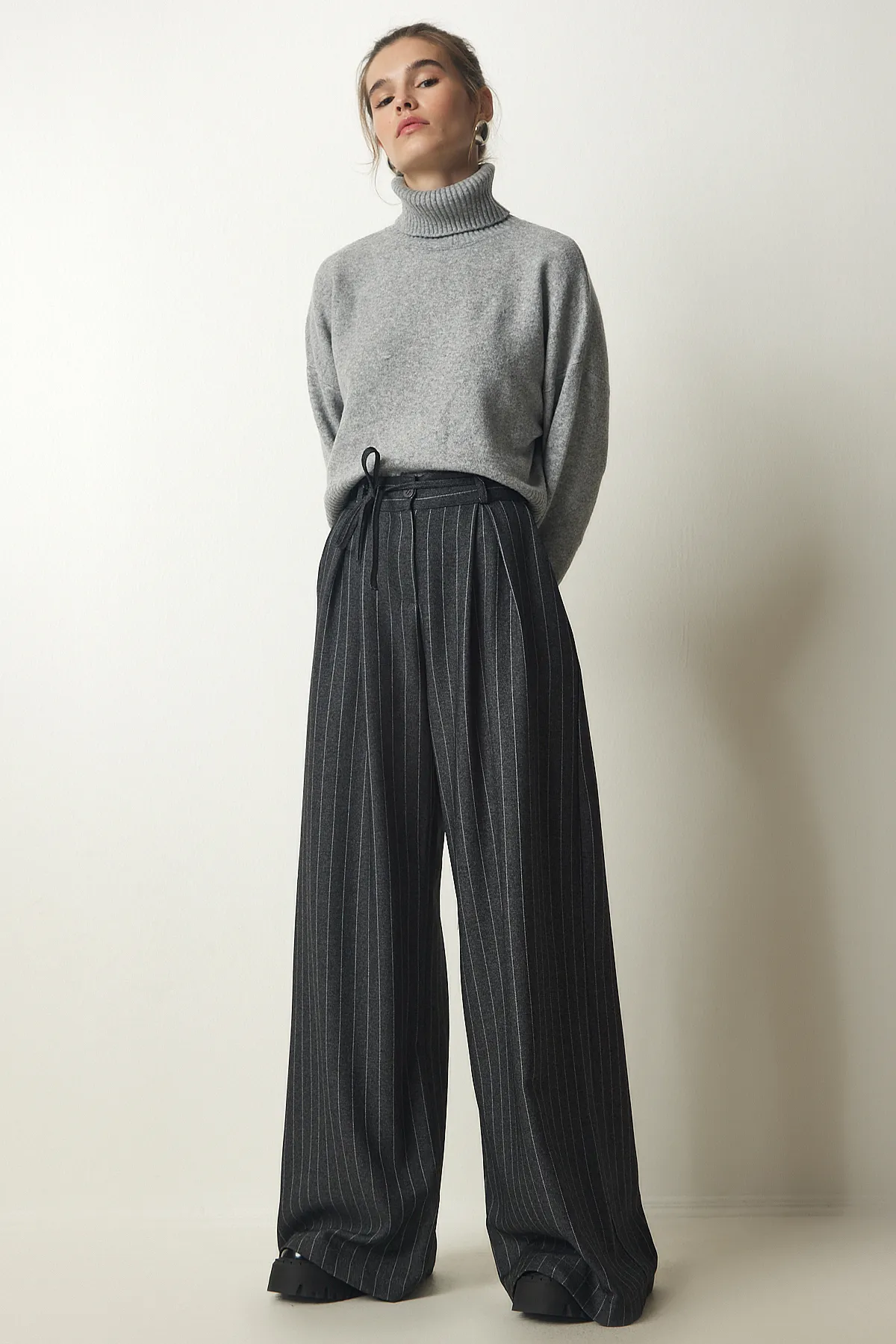 Happiness İstanbul  Dunkelgraue, schlanke, gestreifte, lockere Palazzo-Hose für Damen FN03147