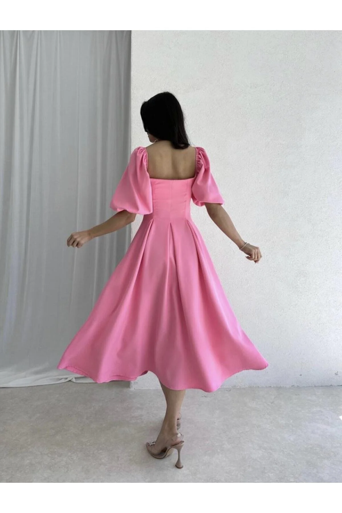 Afiş Butik  Rosafarbenes, plissiertes Midikleid mit quadratischem Ausschnitt und Ballonärmeln