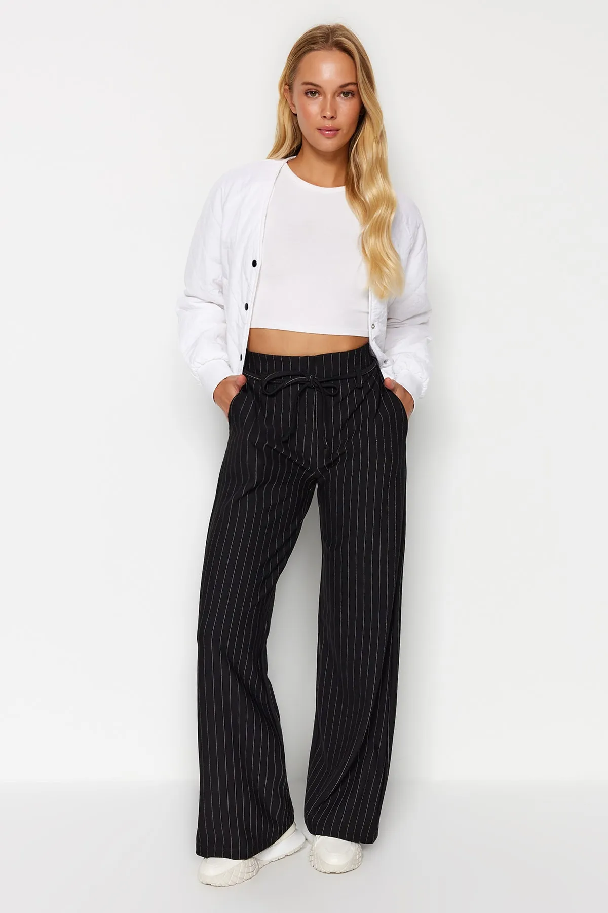 Trendyol Collection  Schwarz gestreifte Gürteldetaillierte gerade/gerade dehnbare Strickhose TWOAW24PL00084
