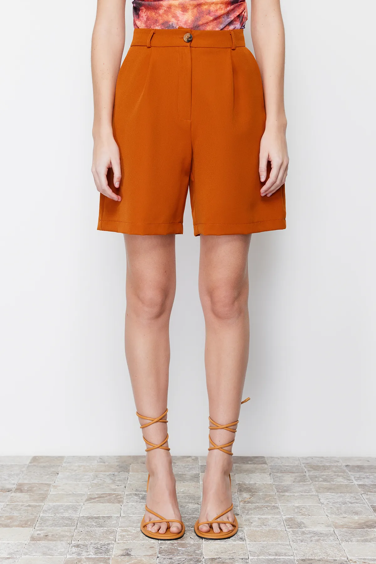 Trendyol Collection  Braune reguläre Webshorts mit Taschendetail TWOSS19WX0108