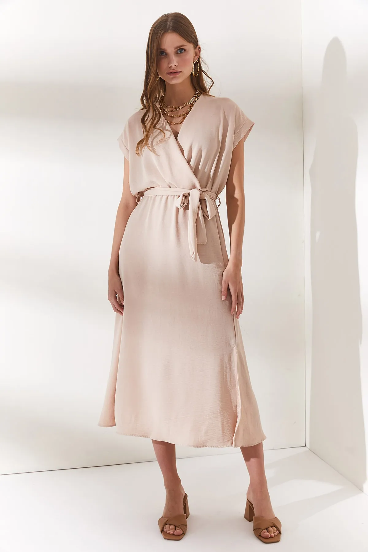 Olalook  Cremefarbenes, zweireihiges, gewebtes Kleid mit Gürtel und Schlitz für Damen ELB-19001690