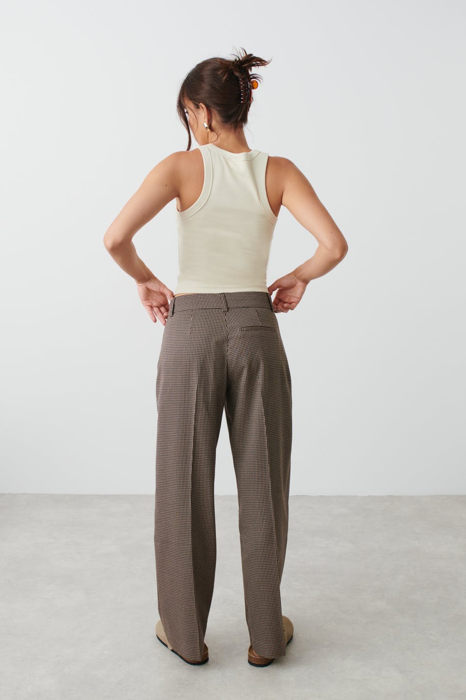 Low waist trousers