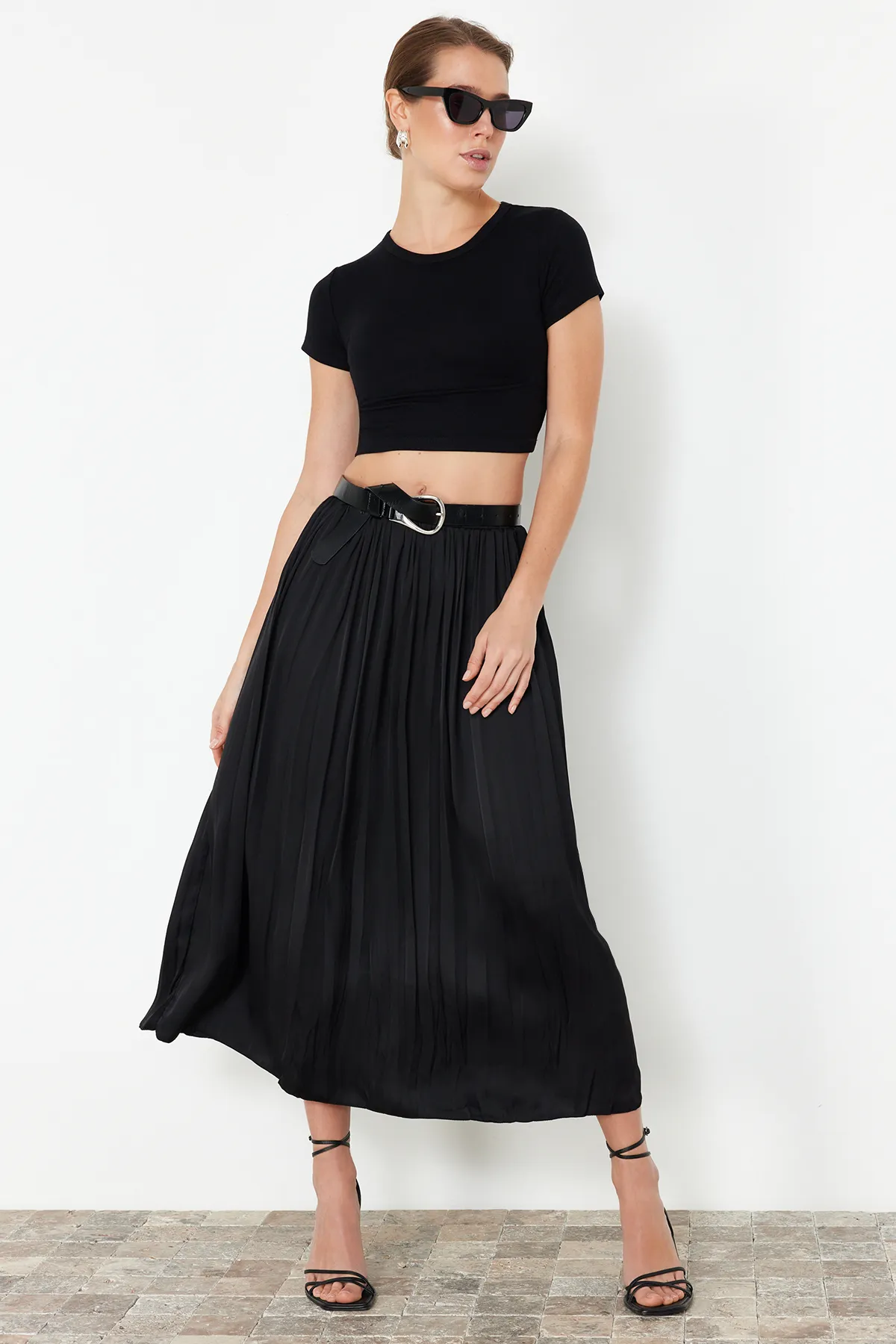 Trendyol Collection  Schwarzer plissierter Maxi-Webrock in Satin-Optik mit Knittereffekt TWOSS24ET00187