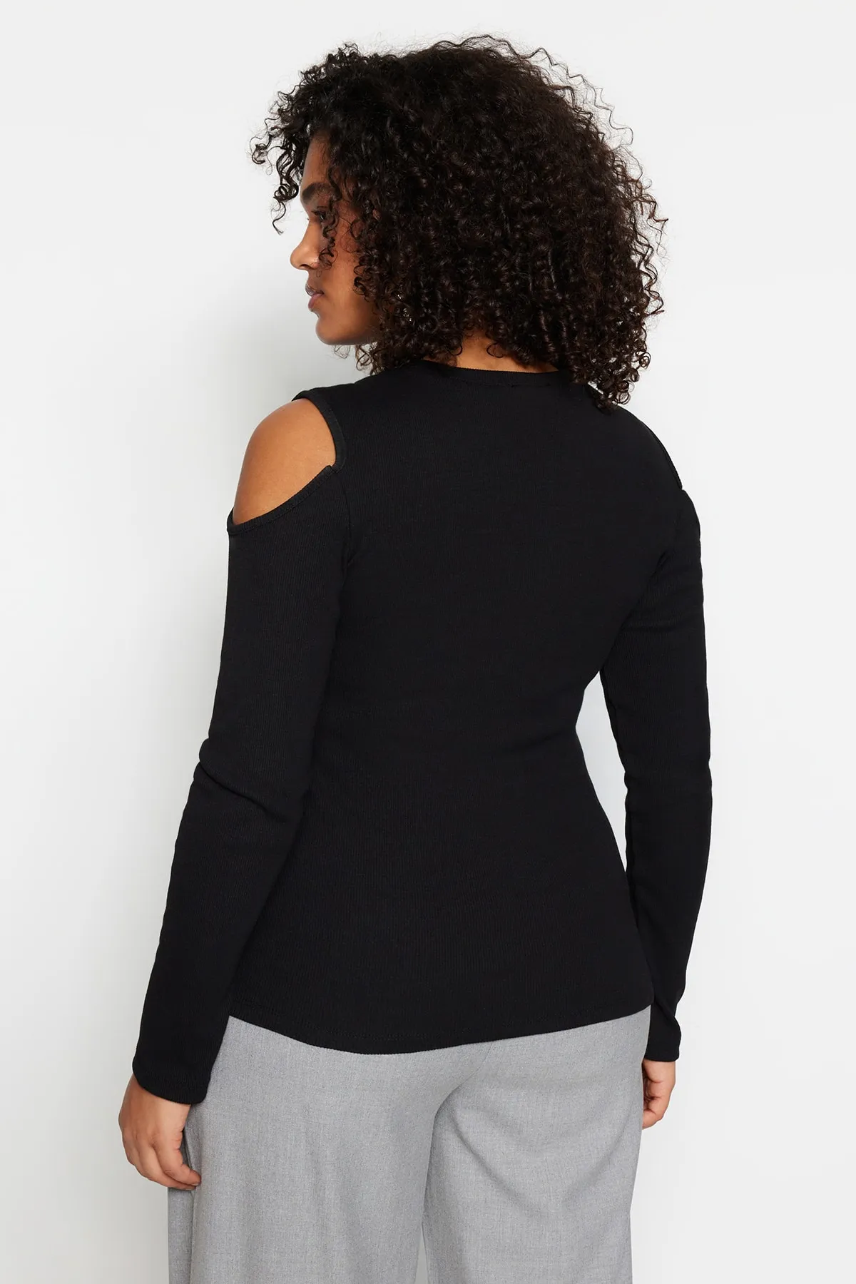 Trendyol Curve  Schwarze Strickbluse mit Schulterdetails TBSSS22AF0045