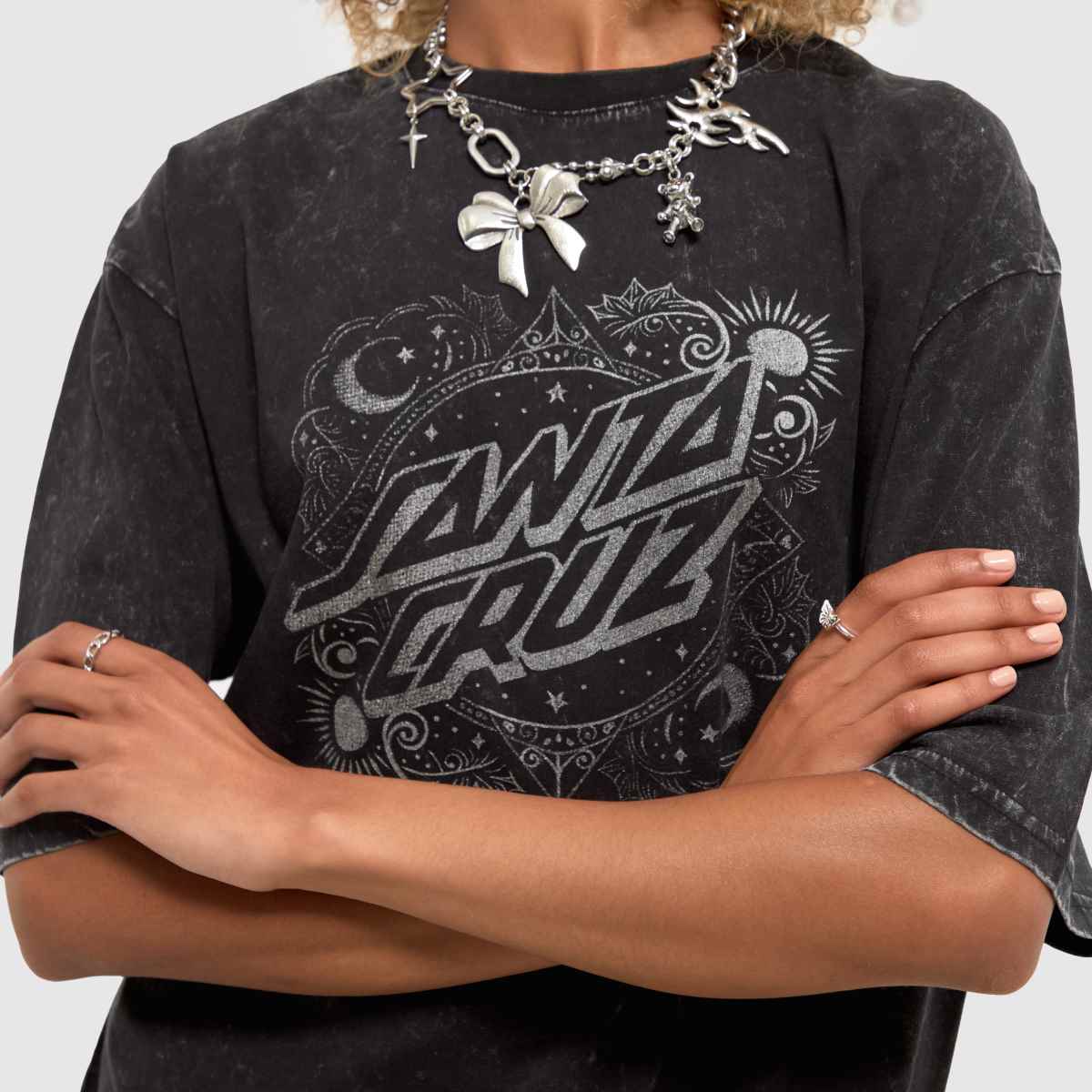 Santa Cruz – Svart t-shirt med utsmyckade prickar
