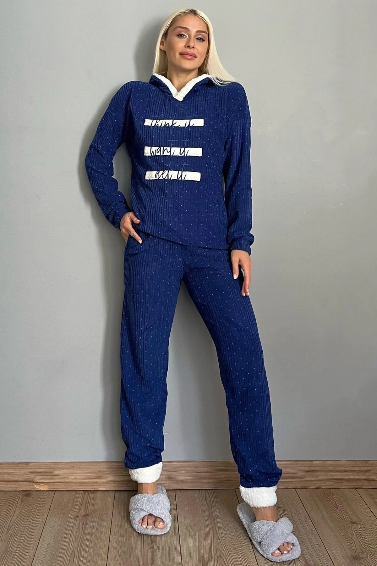 Pijamaevi  Marineblaues Polar-Pyjama-Set mit drei Linienmuster und Kapuze aus Plüsch
