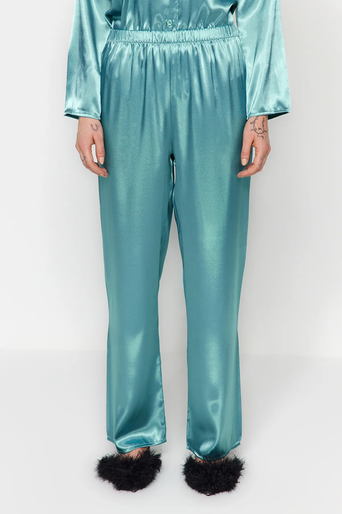 Trendyol Collection  Blaues, gewebtes Pyjama-Set aus Hemd und Hose aus Satin THMAW24PT00026