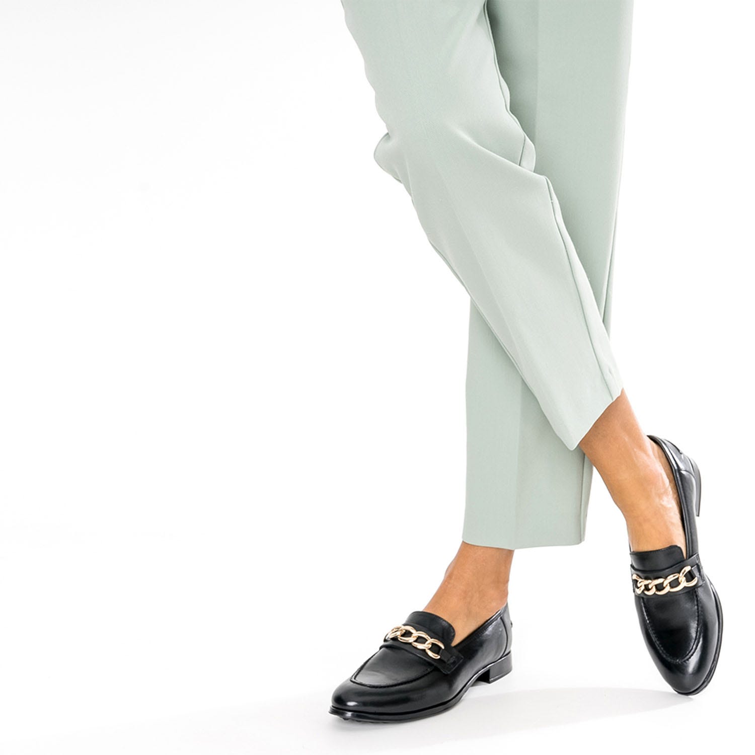 Mocassin noir en cuir à chaîne