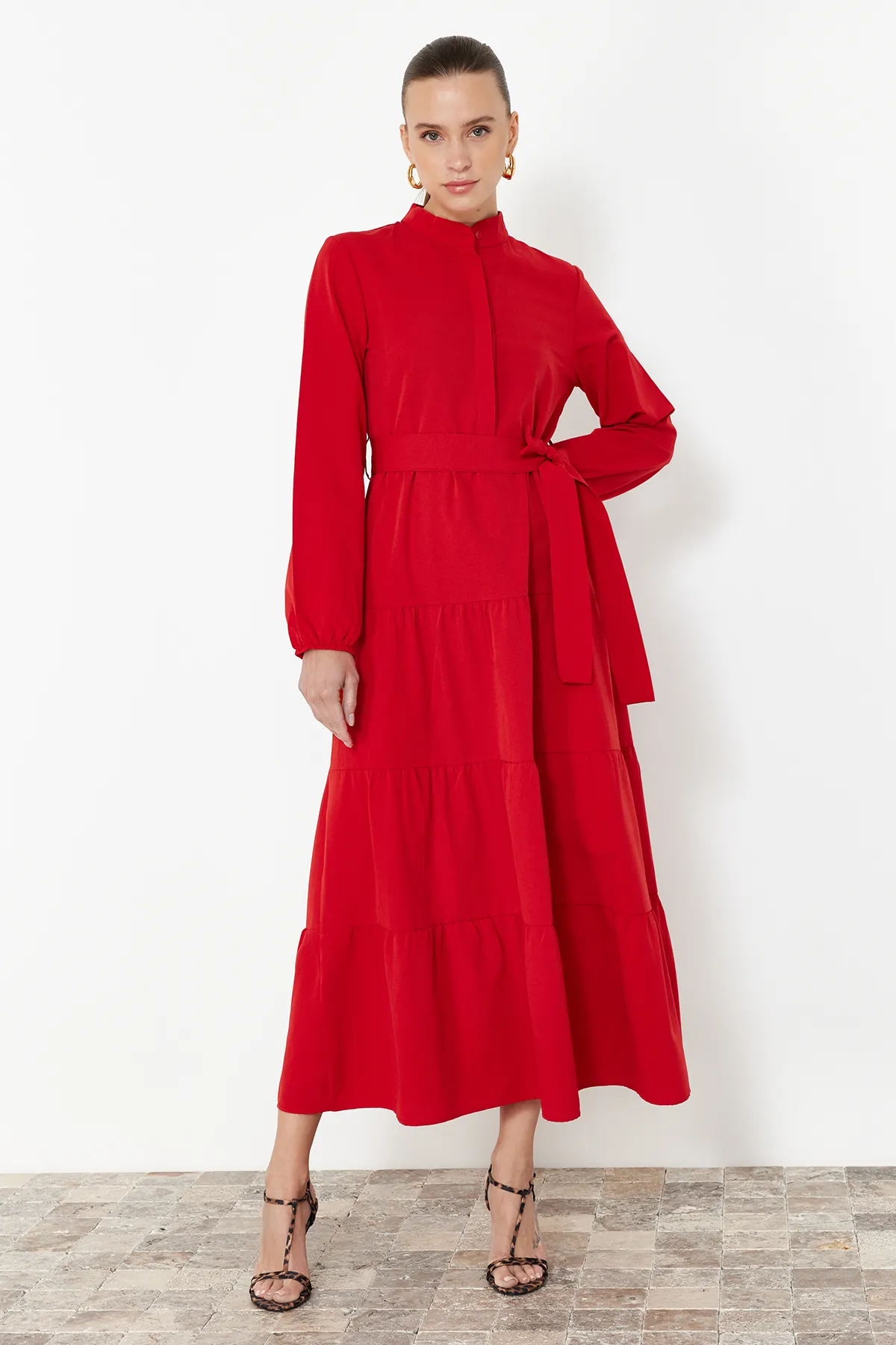 Trendyol Modest  Rotes gewebtes Kleid mit Gürtel, dominantem Kragen und Knopfdetail TCTSS21EL3343