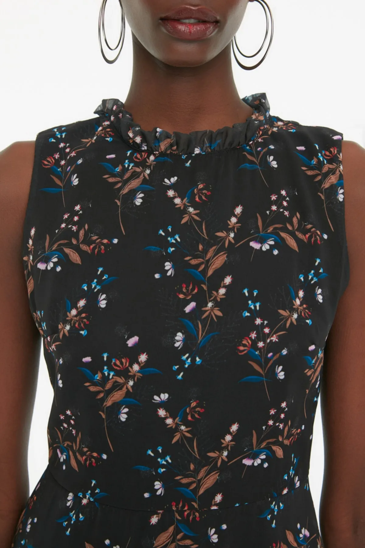 Trendyol Collection  Schwarz gemustertes, gewebtes Kleid mit Rüschen TWOSS20EL0681