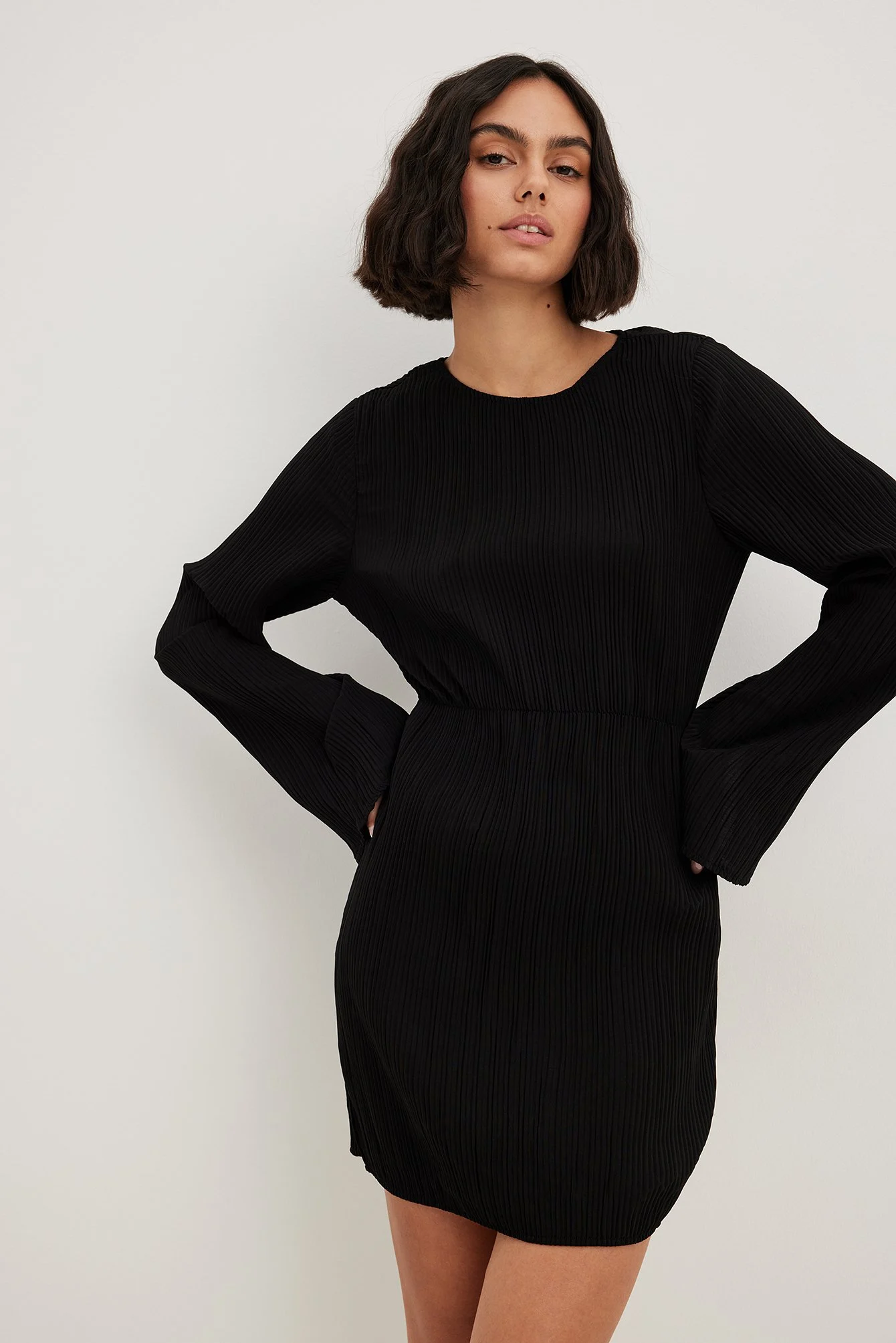 Strukturiertes Minikleid mit langen Ärmeln