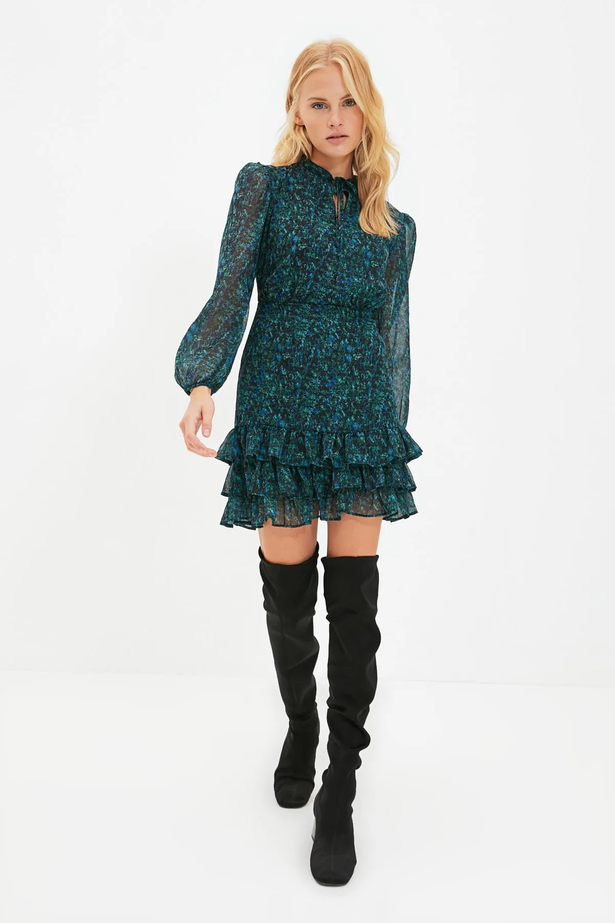 Trendyol Collection  Grünes A-Linien-Minikleid aus Webstoff mit gefüttertem Kragen und gebundenem Volant TWOAW21EL1442
