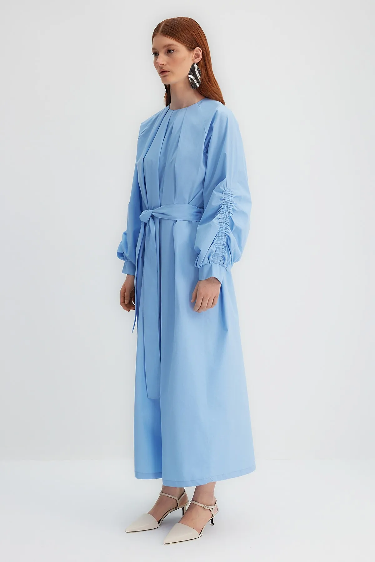 Trendyol Modest  X Kevser Sarıoglu Blaues gewebtes Kleid mit Gürtelkragen, Faltendetails an den Ärmeln und gerafften Ärmeln TCLSS23EB00010