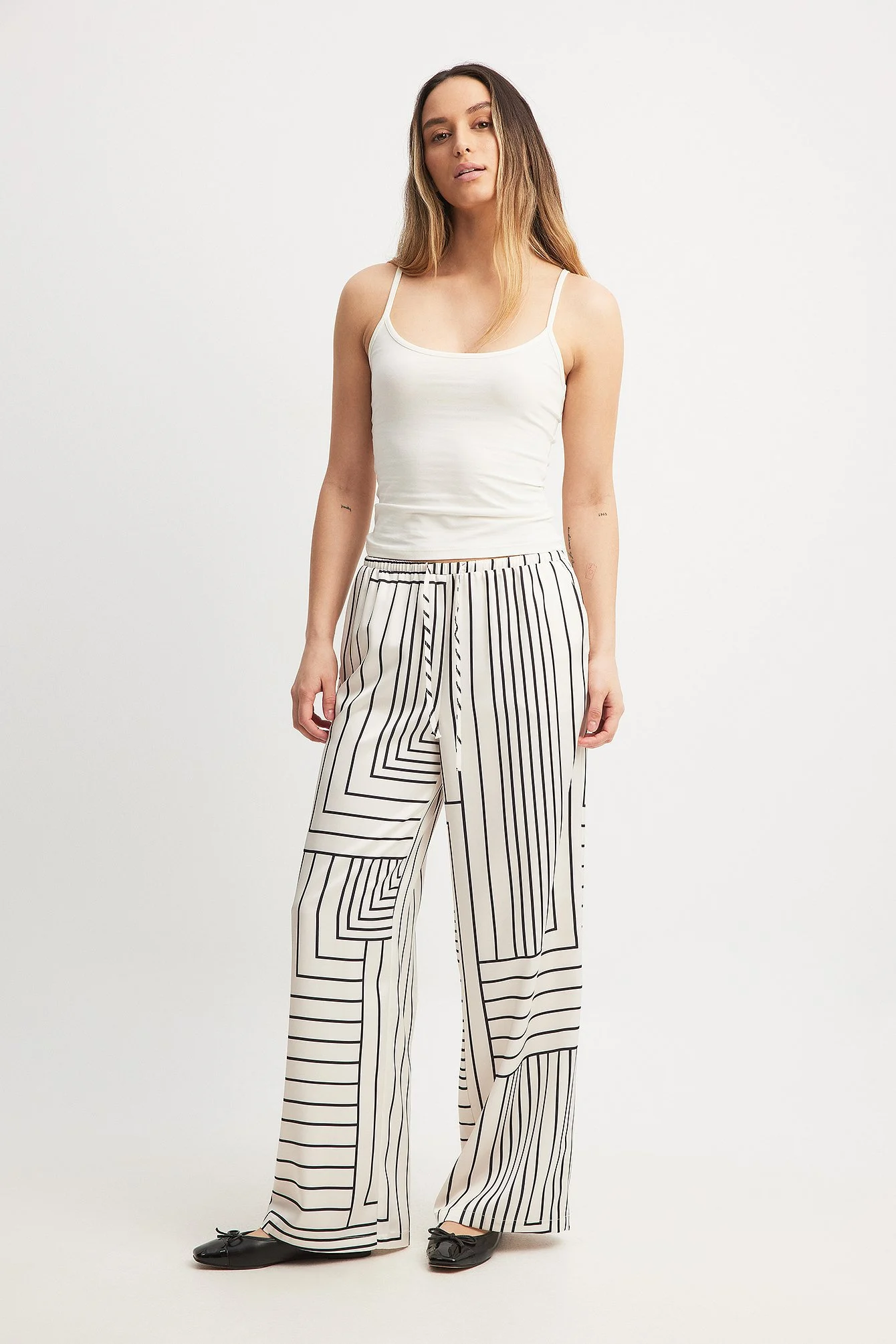 Satin-Hose mit elastischer Taille und mittelhohem Bund