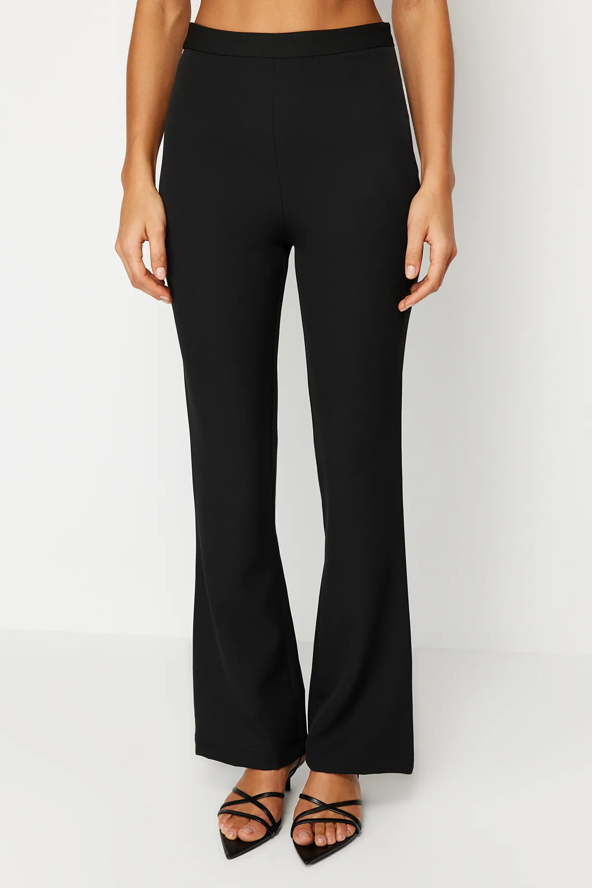 Trendyol Collection  Schwarze Schlaghose aus Webstoff TWOSS24PL00083