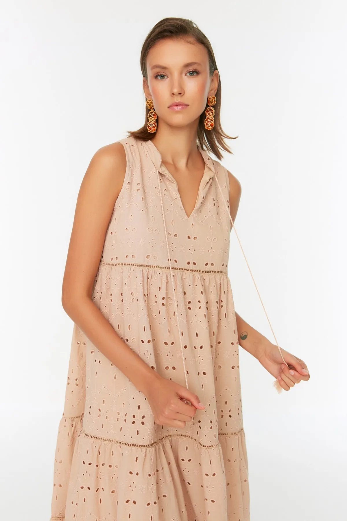 Trendyol Collection  Kamelfarbenes, gerade geschnittenes, gefüttertes, gewebtes Kleid mit Quasten und detaillierter Stickerei TWOSS21EL2703