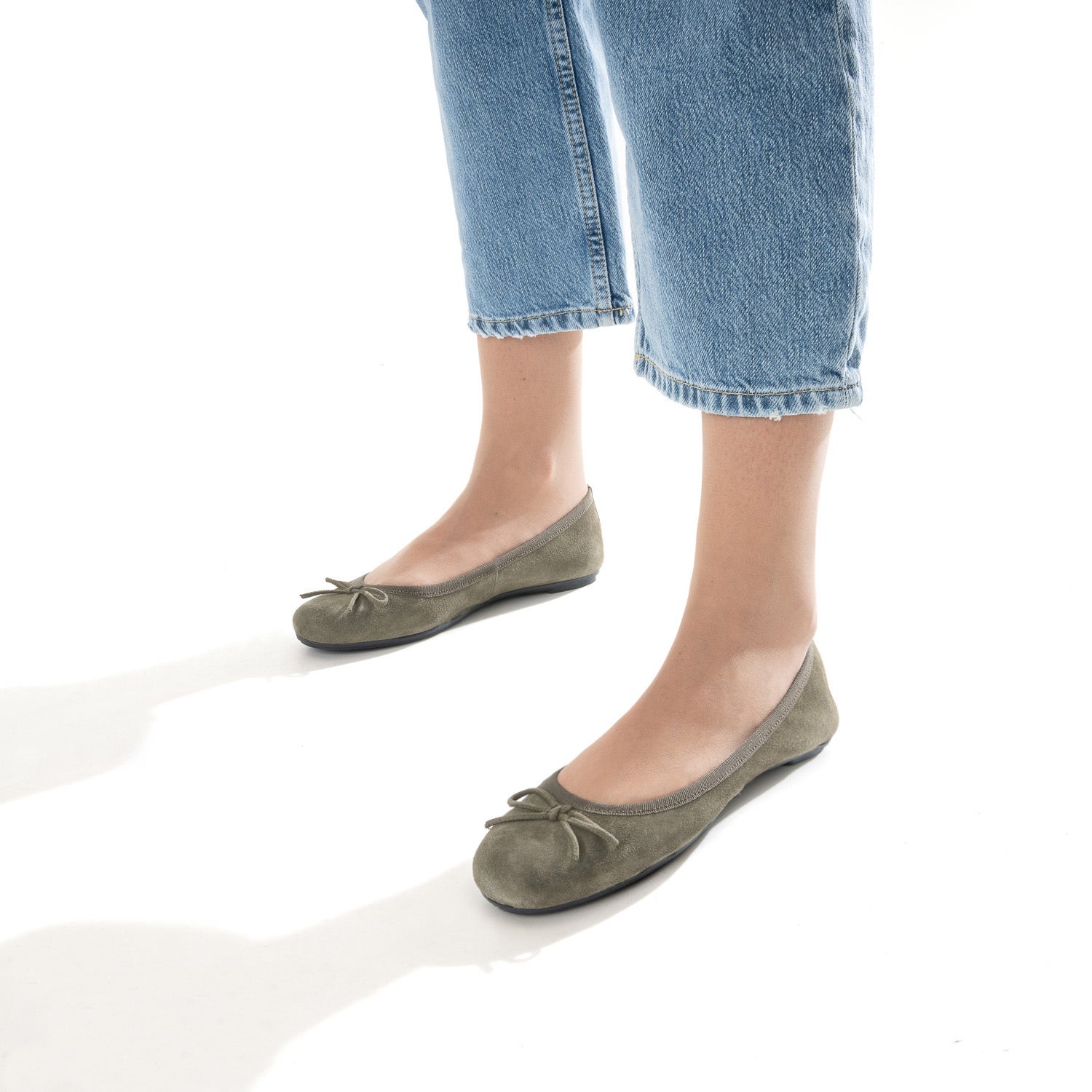 Ballerine kaki en cuir velours à petit noeud