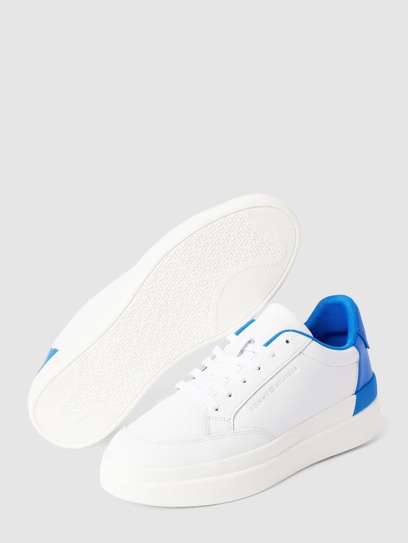 Sneaker mit Kontrastbesatz in weiß