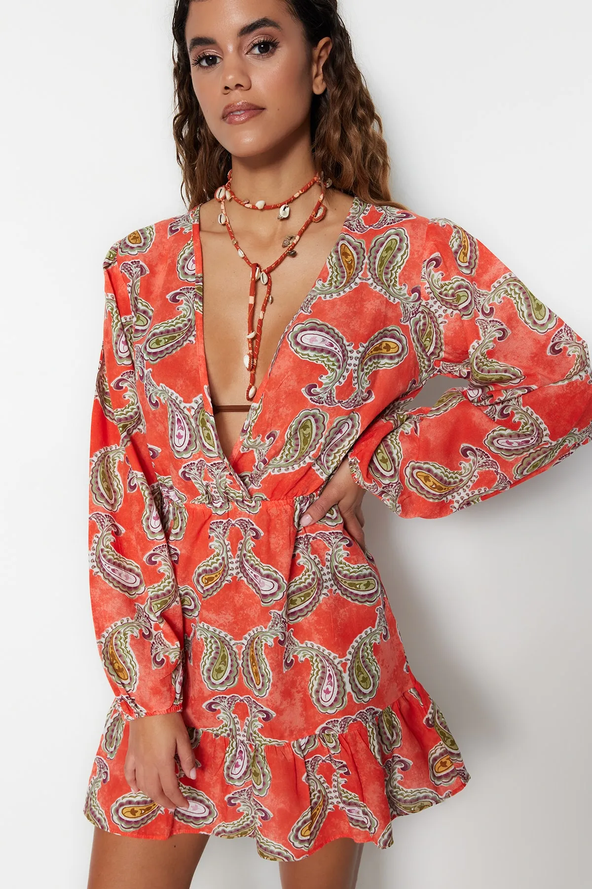 Trendyol Collection  Gewebtes, gerüschtes Mini-Strandkleid aus 100 % Baumwolle mit Paisley-Muster TBESS23EL00028