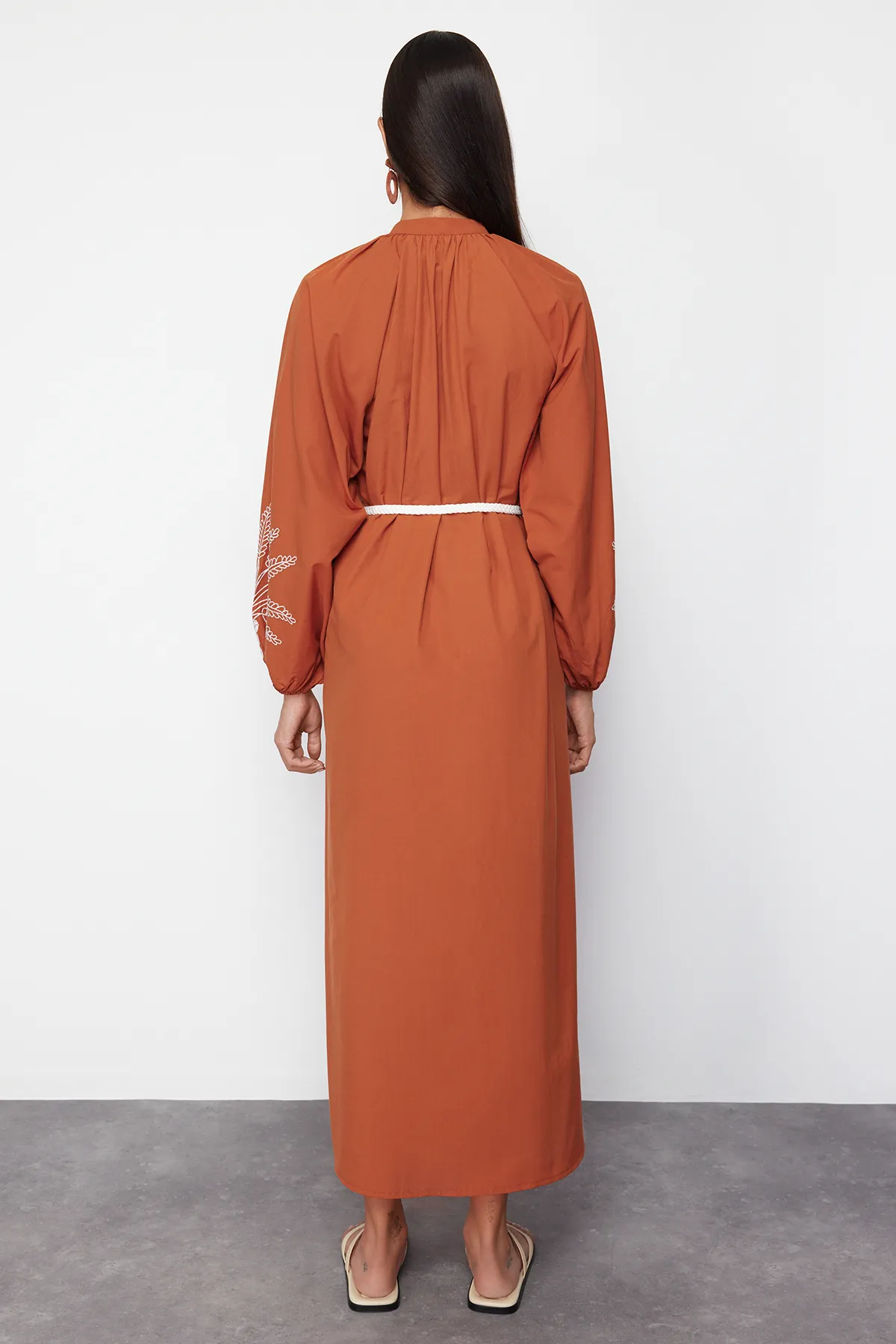 Trendyol Modest  Zimtfarbenes, ungefüttertes, besticktes / besticktes, gewebtes Hijab-Kleid aus Terrycotton TCTSS24EB00213