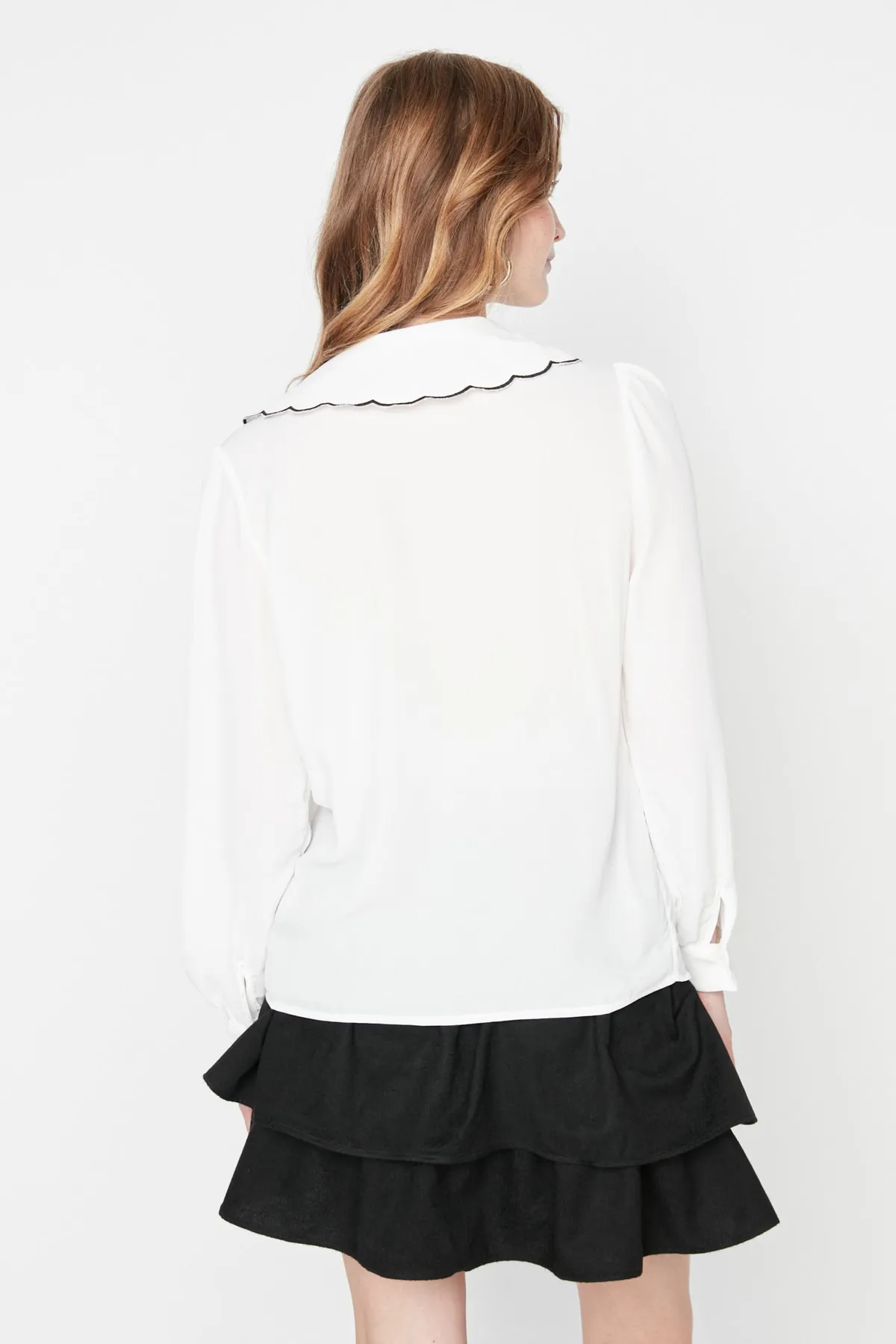 Trendyol Collection  Weißes gewebtes Hemd mit Stickdetail - Regular Fit TWOAW21GO0302