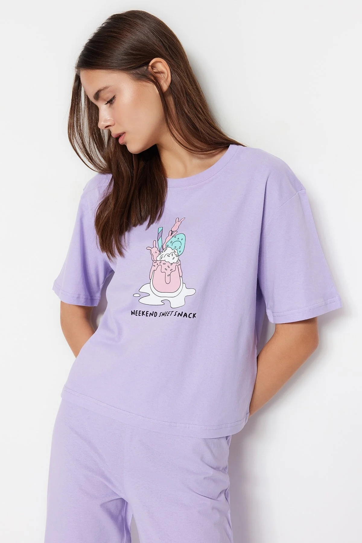 Trendyol Collection  Lila gestricktes Pyjama-Set aus 100 % Baumwolle mit lustig bedruckten T-Shirts und Hosen THMSS23PT00134