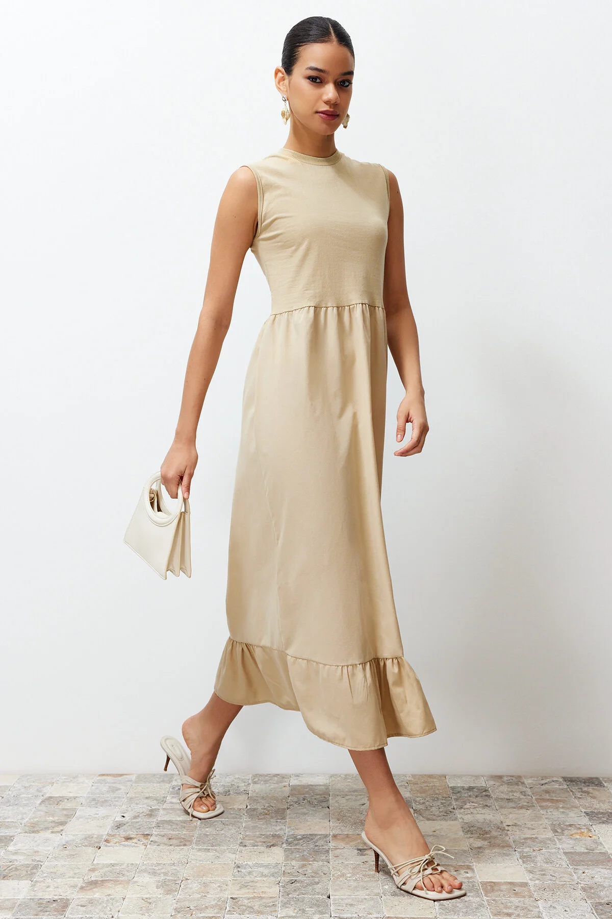 Trendyol Modest  Beigefarbenes, ärmelloses Rock-Rüschen-Single-Jersey-Popeline-Strickkleid TCTSS24EB00155