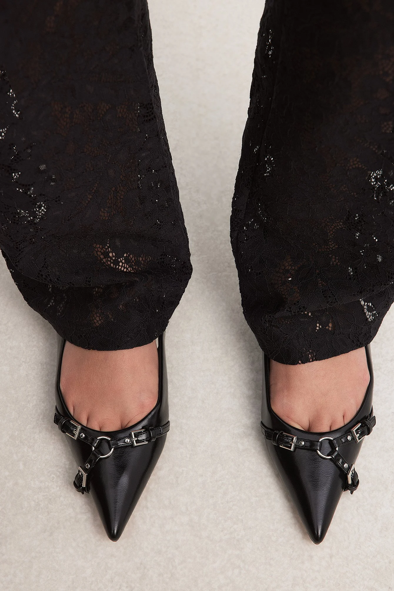 Flache Schuhe mit Metalldetails