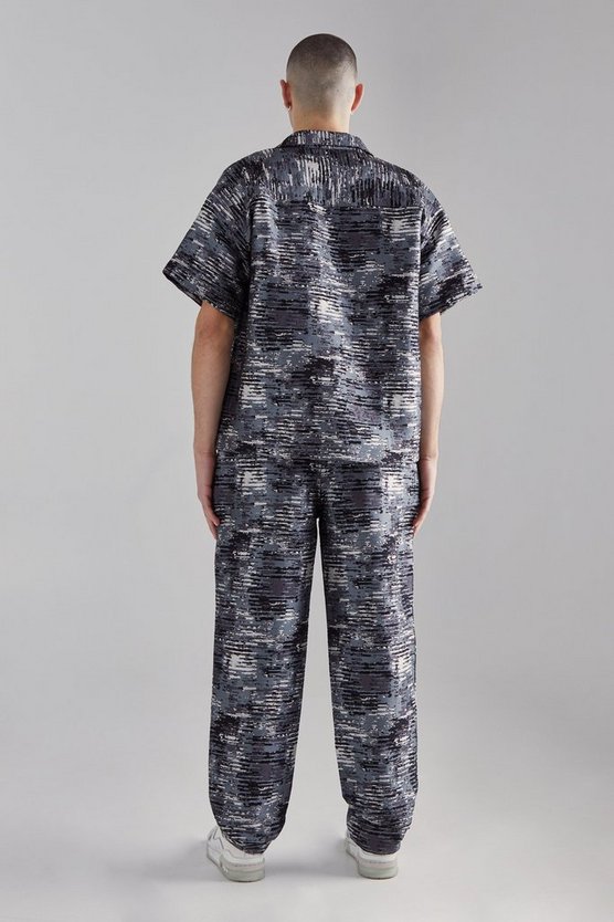 Kastiges strukturiertes Camouflage-Hemd und Hose