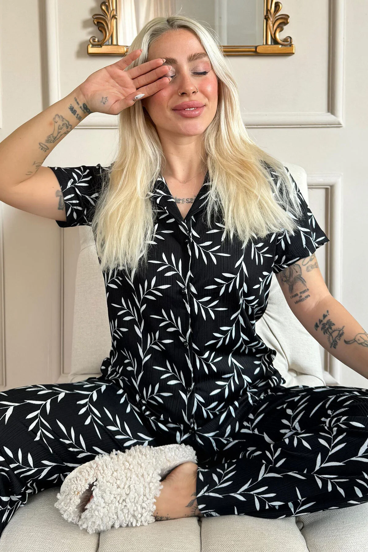 Pijamaevi  Kurzarm-Damenpyjama mit Olivenzweigmuster und gestrickter Vorderseite und Knöpfen