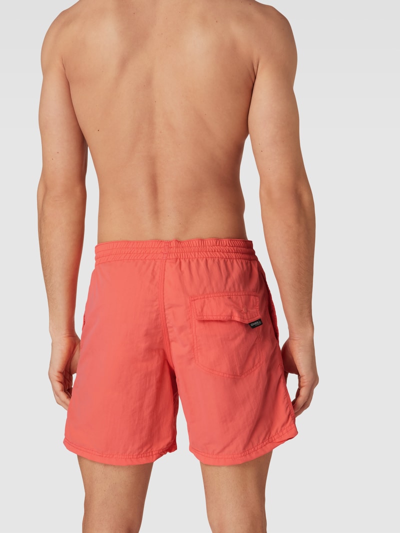 Badehose mit Label-Stitching in koralle