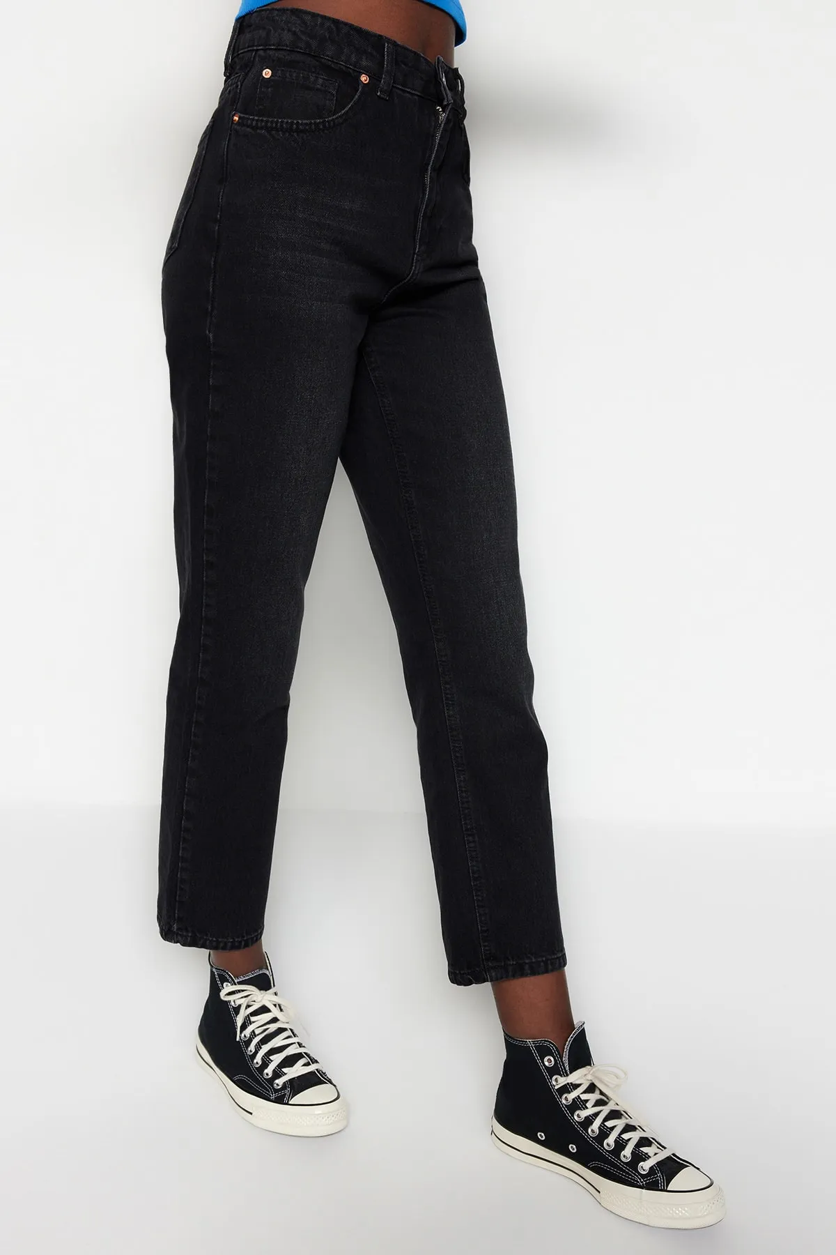 Trendyol Collection  Schwarze gerade Jeans mit hoher Taille TWOSS23JE00089