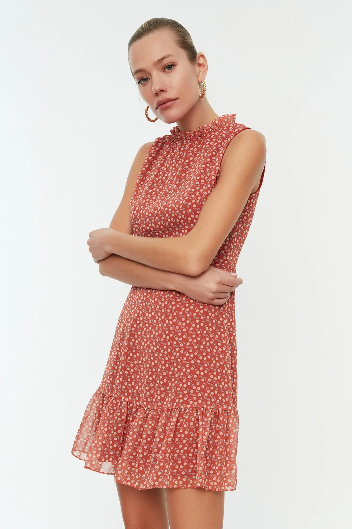 Trendyol Collection  Gefliestes Mini-Rüschen-Webkleid TWOSS20EL0681