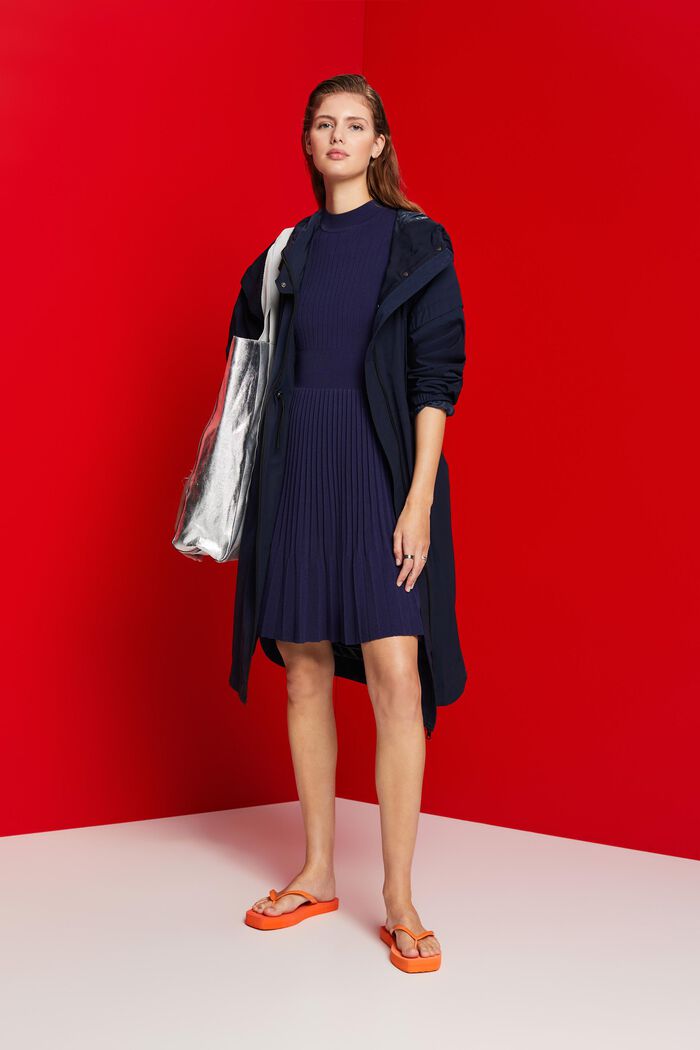 Kurzärmeliges Midikleid mit Plisseefalten und Stehkragen