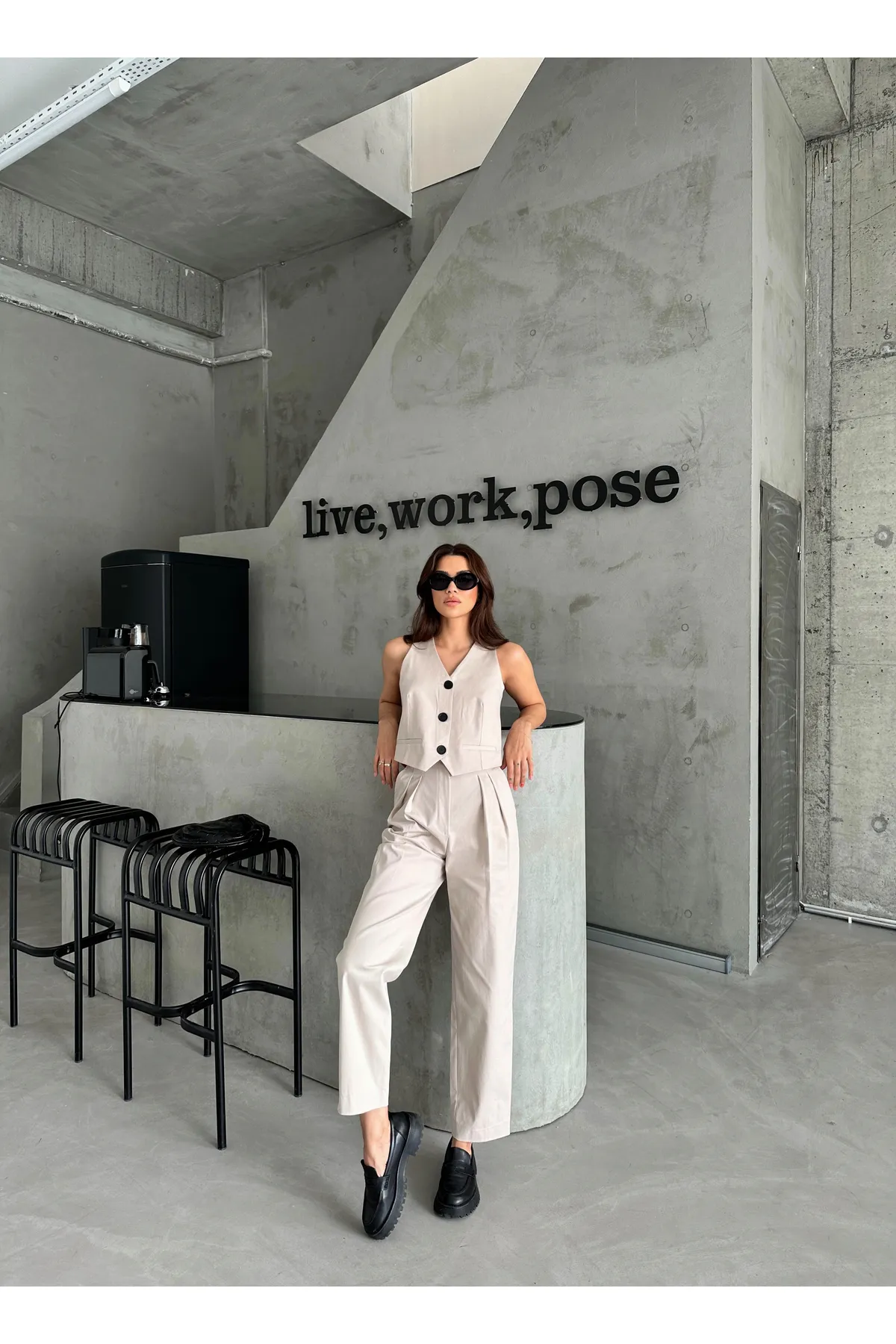 Laluvia  Set aus Weste und Hose in Steinfarbe mit Detail auf der Rückseite