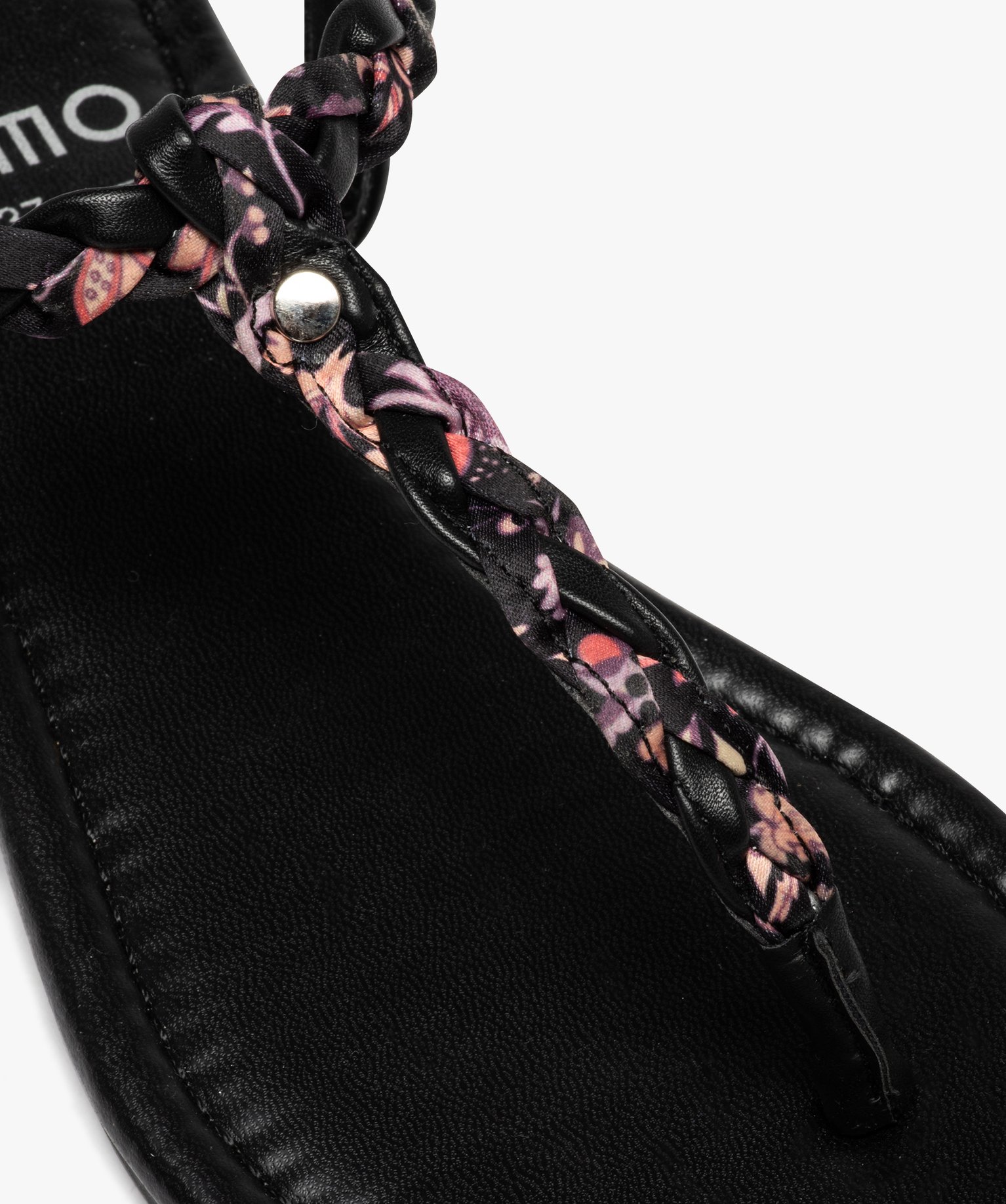 Sandales femme à talon plat et entre-doigts tressé noir | GEMO