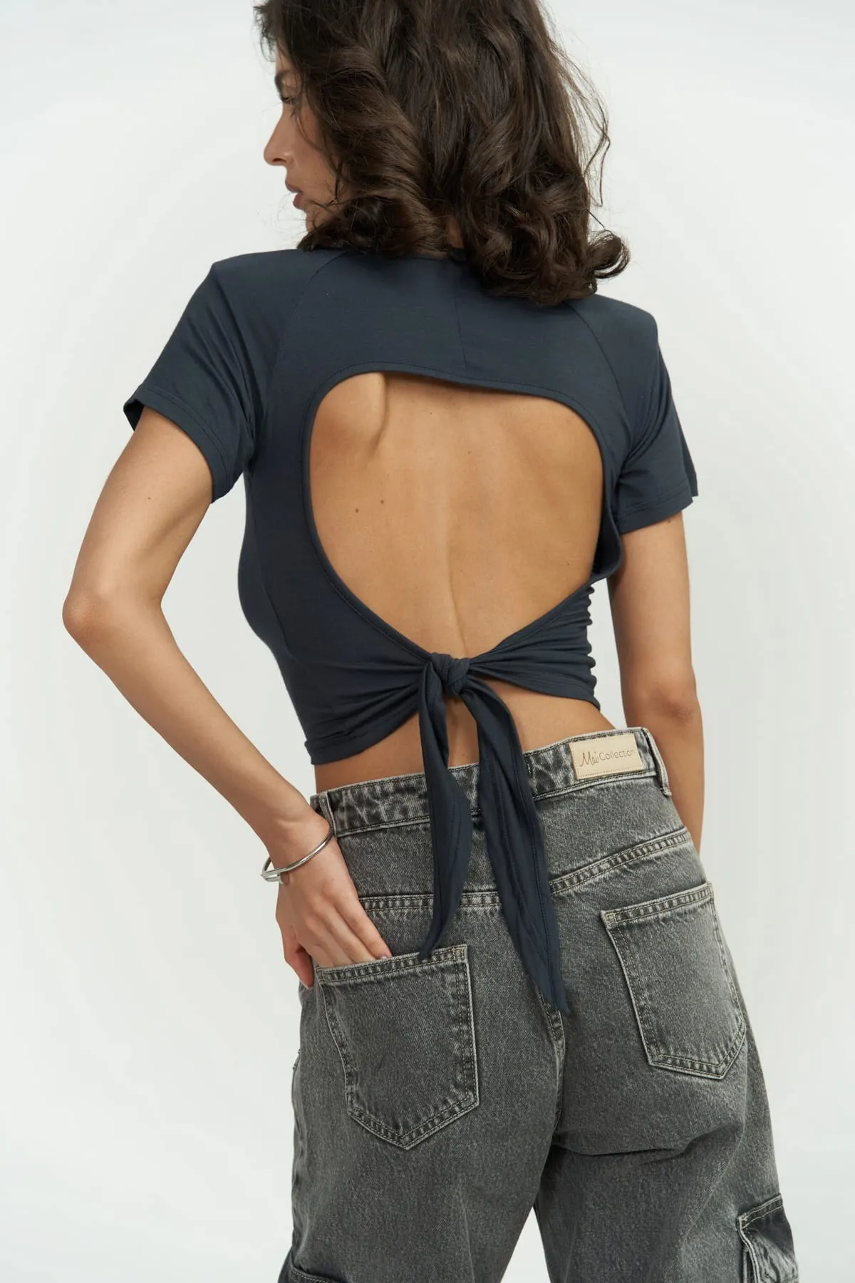 MAİ COLLECTİON  Wattierte, anthrazitfarbene Crop-Bluse „Perla“