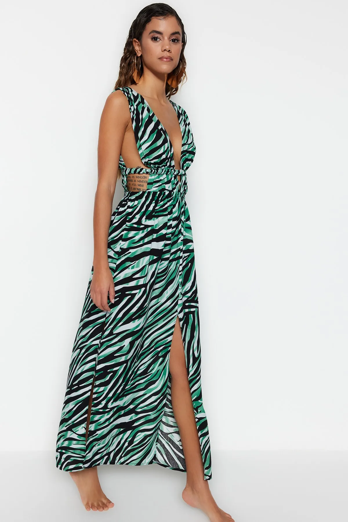 Trendyol Collection  Gerafftes, gewebtes Maxi-Strandkleid mit Tiermuster TBESS22EL0731