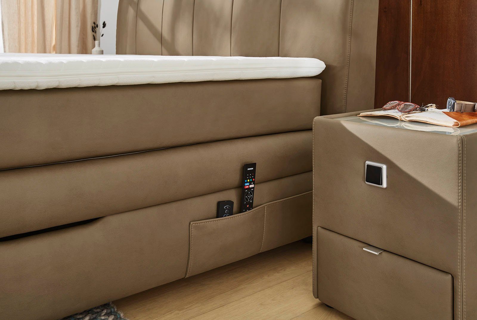 Jockenhöfer Gruppe Boxspringbett Bel Air, mit versenkbarem TV-Lift und Fernbedienung, Bettkasten/Stauraum