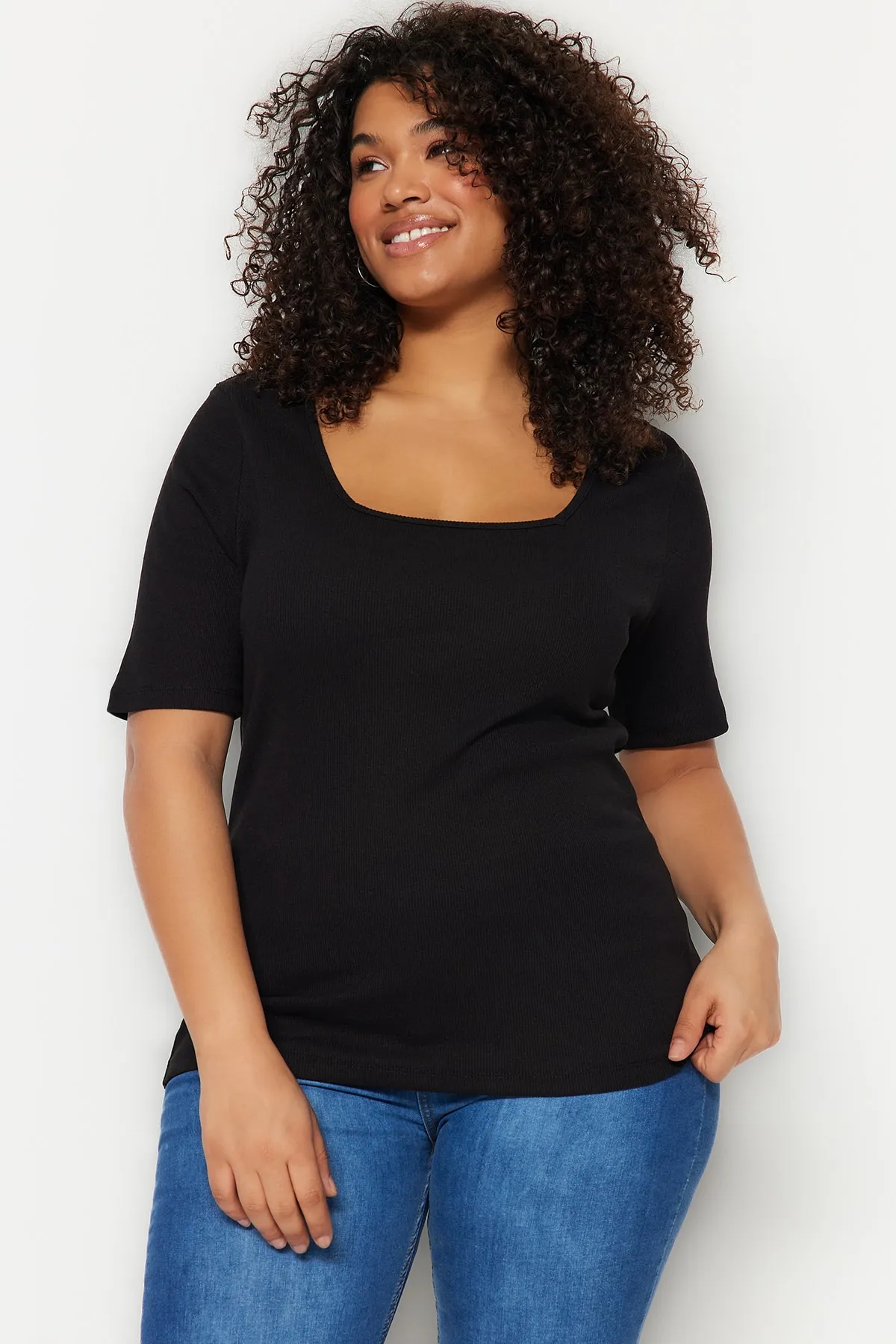Trendyol Curve  Schwarzes Strick-T-Shirt mit quadratischem Kragen TBSSS22BF0027