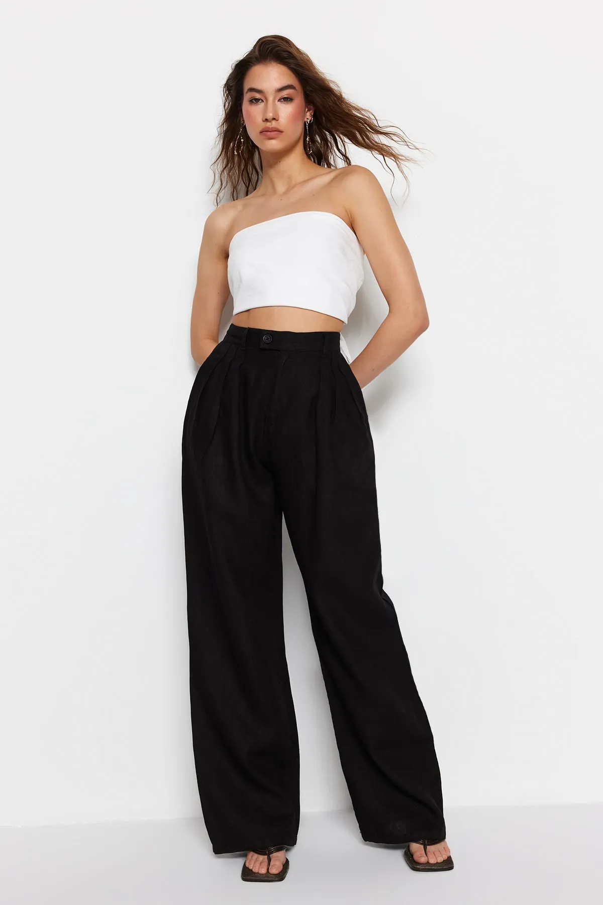 Trendyol Collection  Schwarze, plissierte Hose aus 100 % Leinen mit hoher Taille und weitem Bein