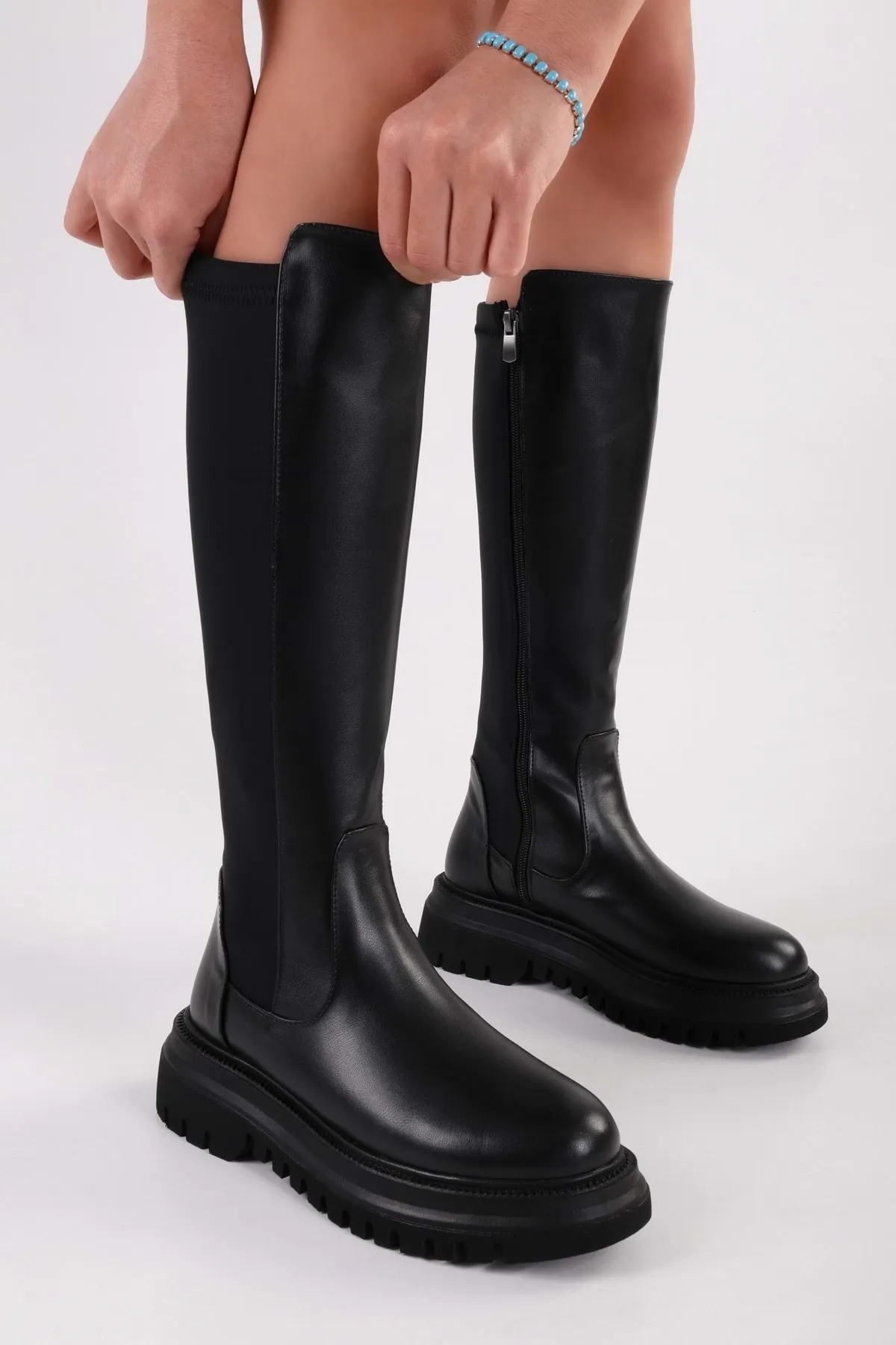 Shoeberry  Kreideschwarze Damenstiefel mit dicker Sohle