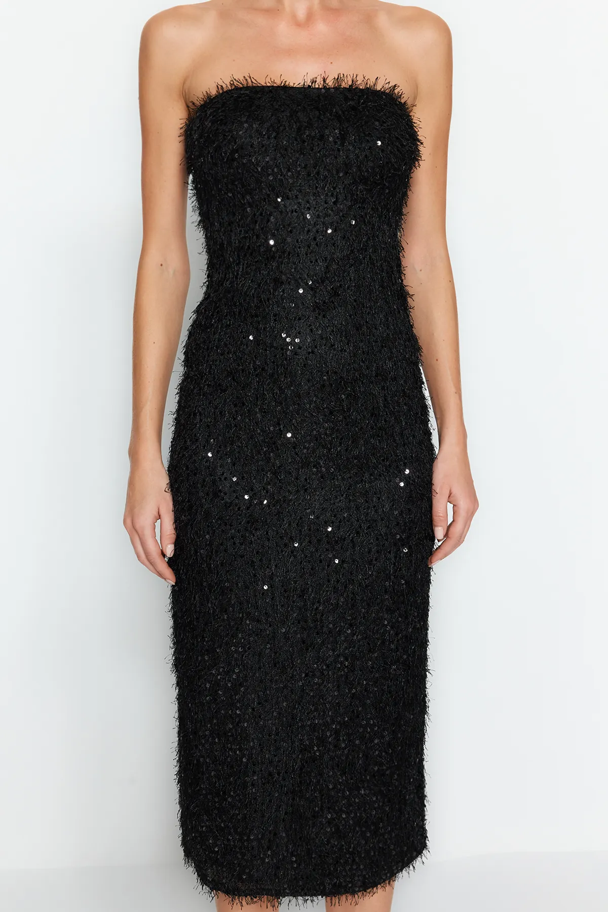 Trendyol Collection  Elegantes Abendkleid mit schwarzen Fransen und Pailletten TPRAW24EL00277
