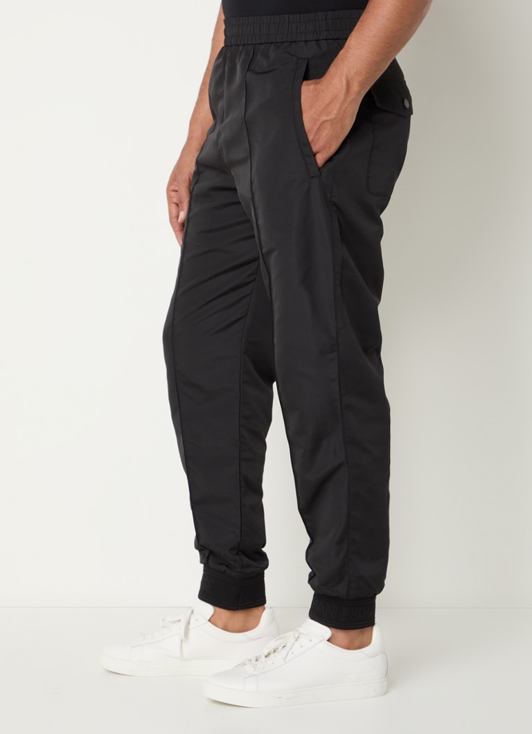 Pantaloni scurți Petite de la Armani Exchange cu cizme din piele.