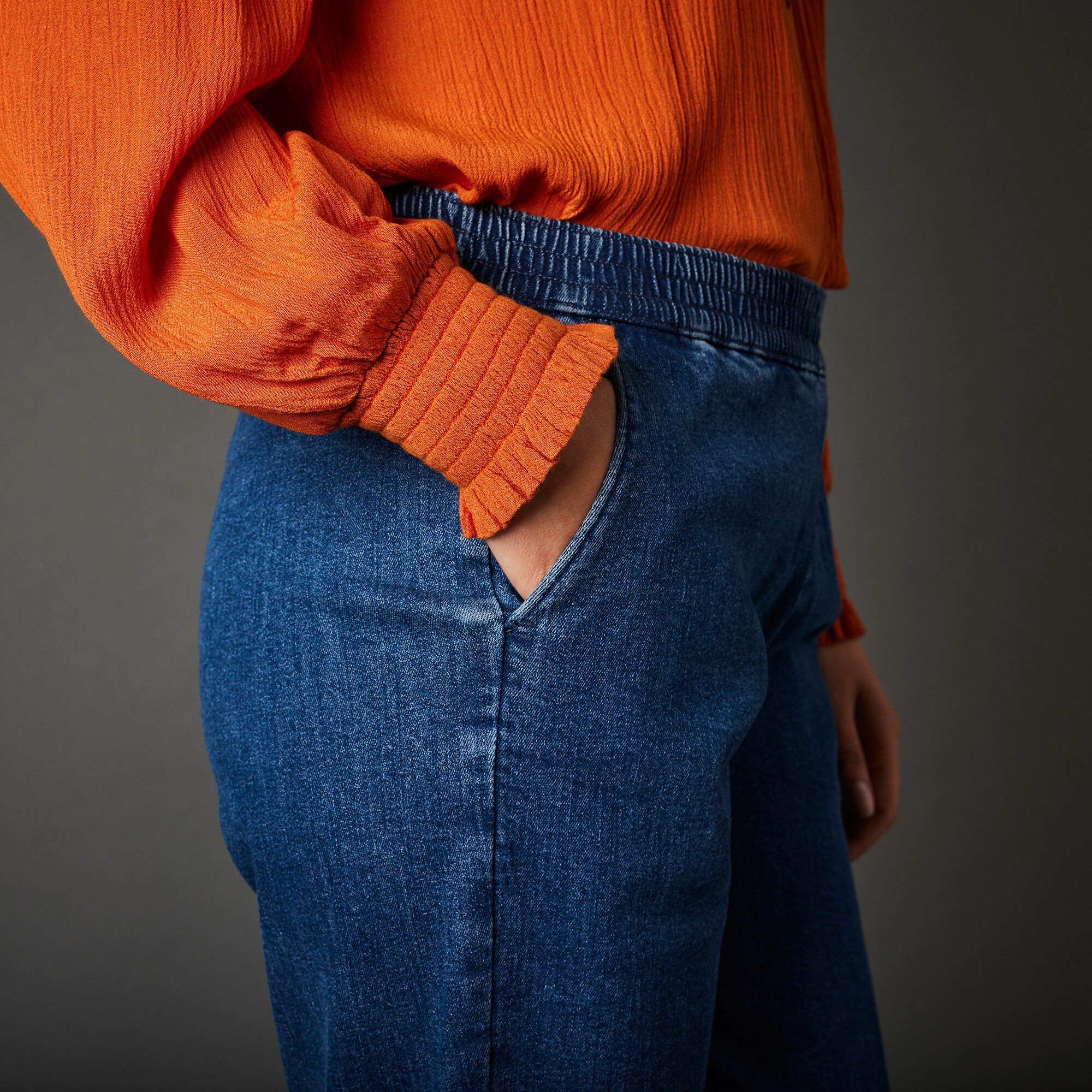 Jean bas resserré, taille élastiquée