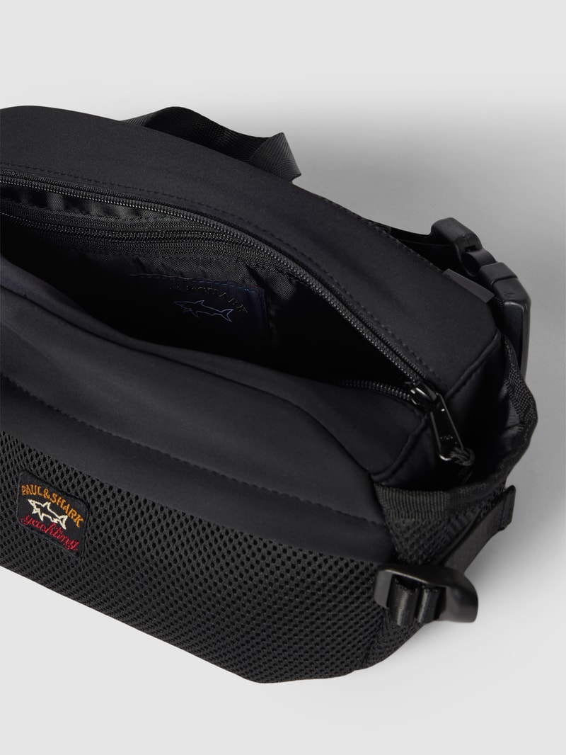 Bauchtasche mit Label-Details in schwarz