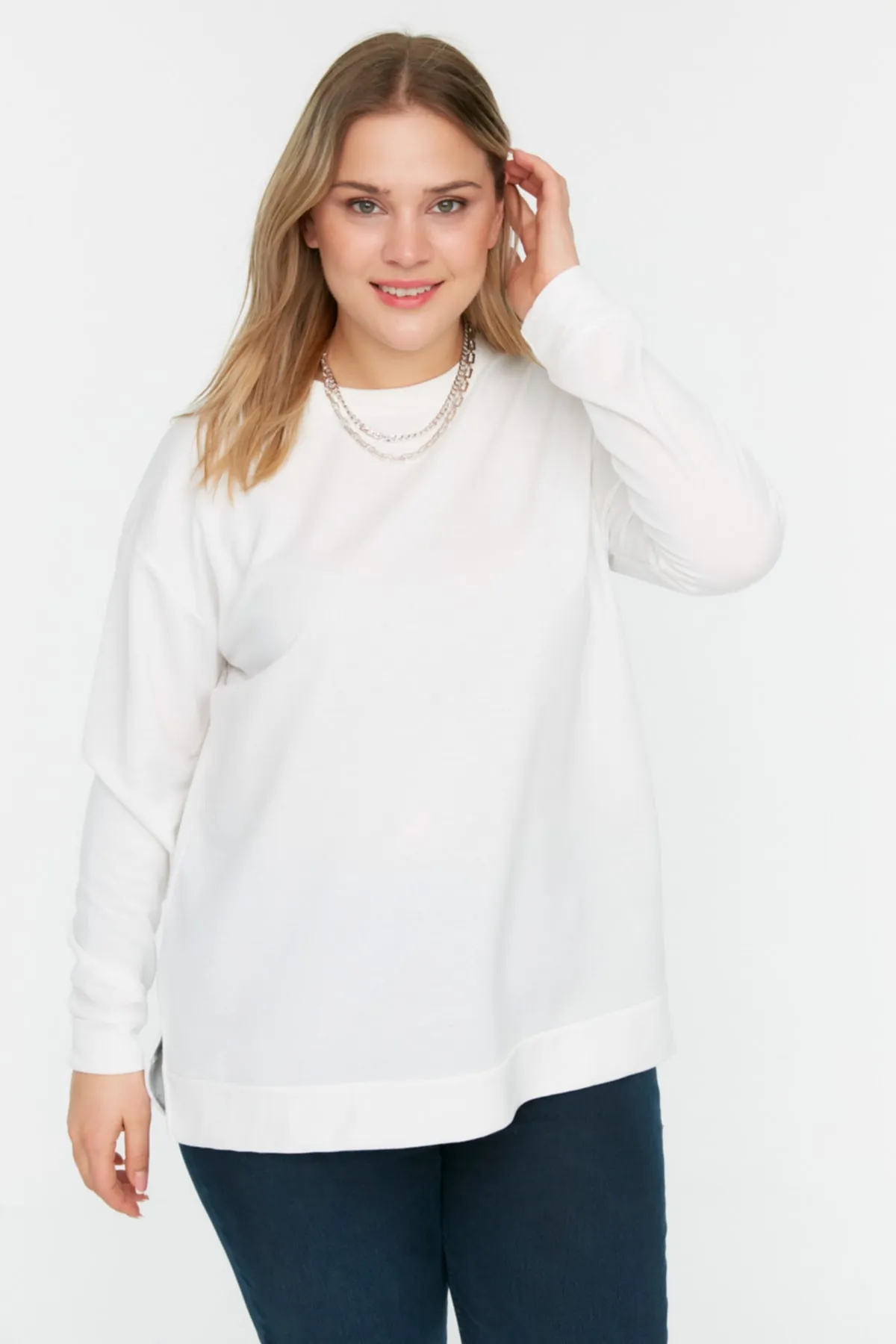Trendyol Curve  Ecrufarbenes, dünnes Strick-Sweatshirt mit Schlitz und Details TBSSS22SW0172