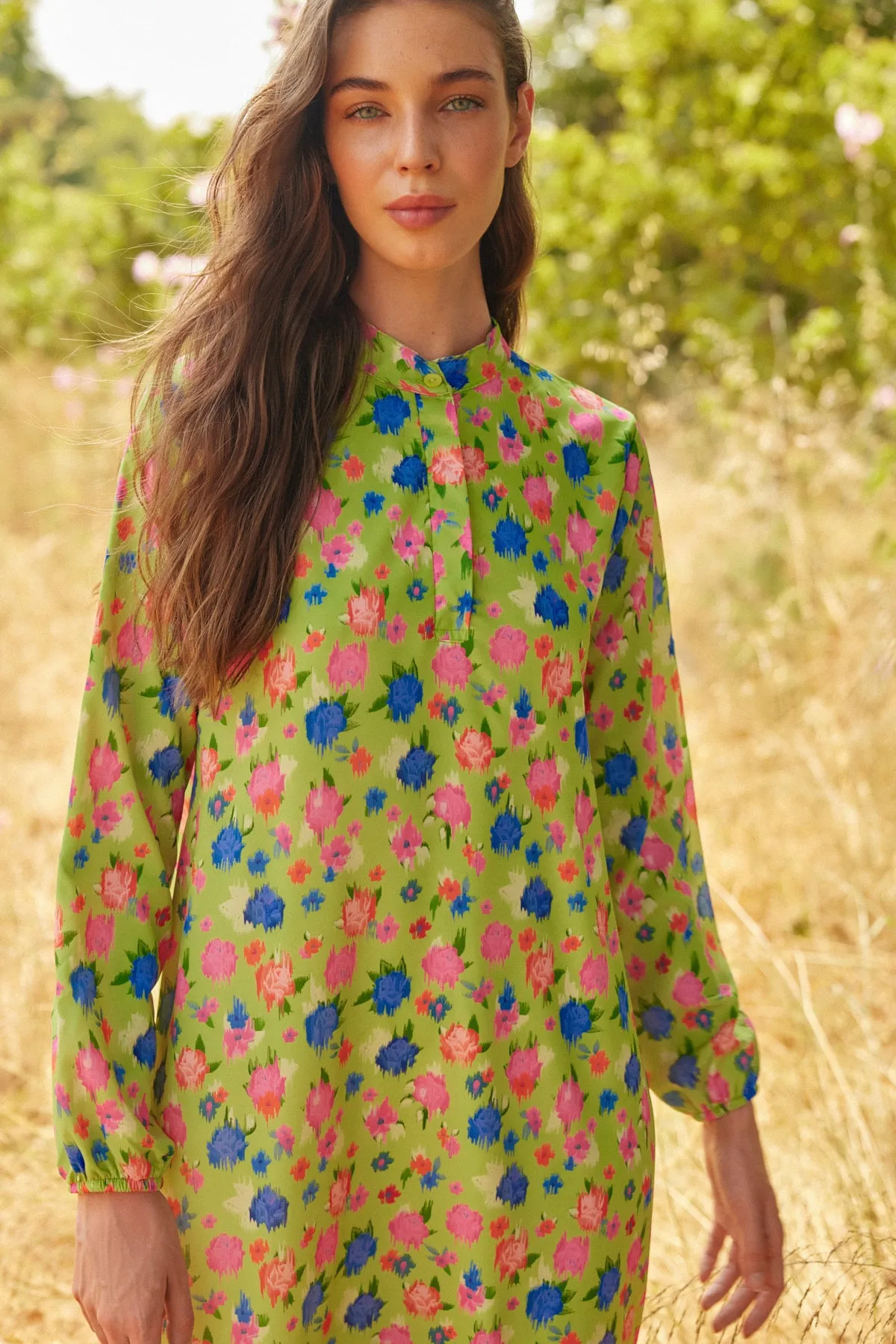 Trendyol Modest  Dunkelgrünes, gewebtes Kleid mit Blumenmuster, halber Knopfleiste und Rüschenfutter TCTSS21EL3353