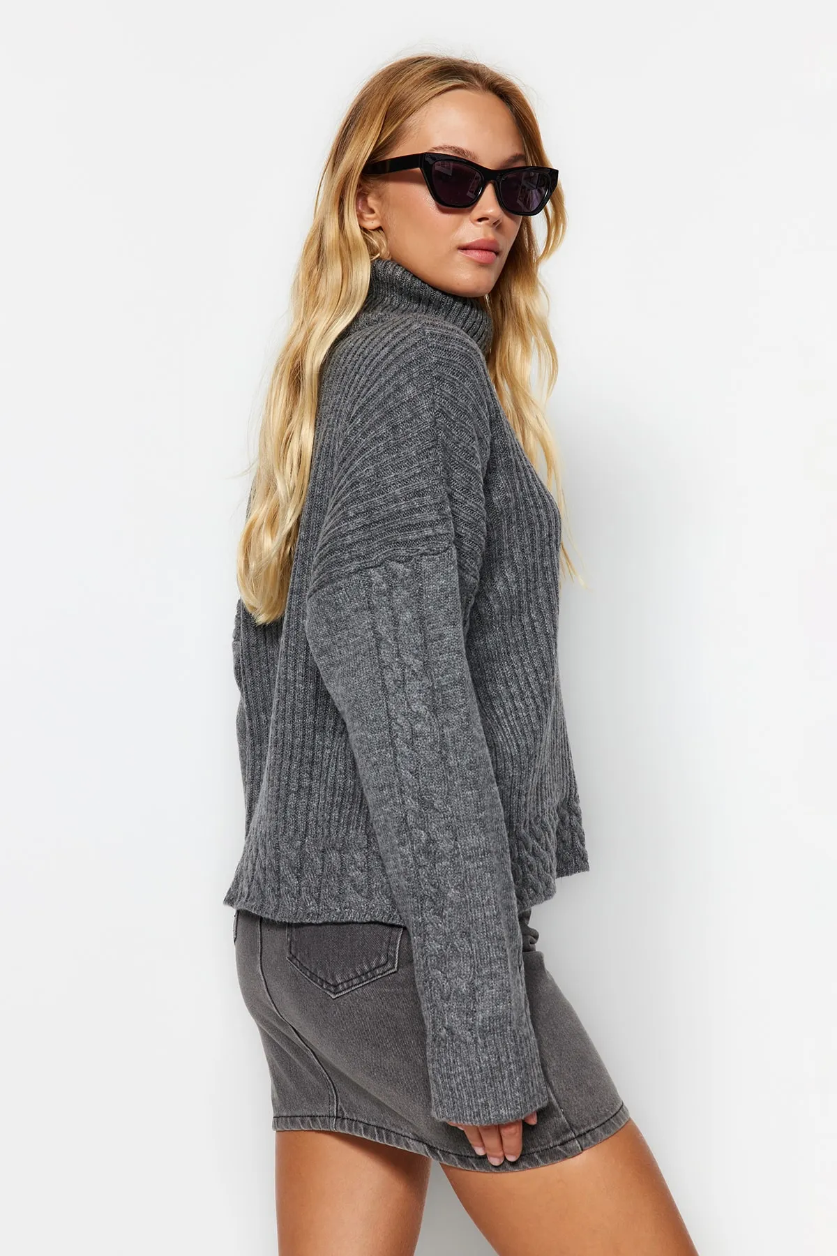 Trendyol Collection  Anthrazitfarbener Rollkragenpullover TWOAW24KZ00777