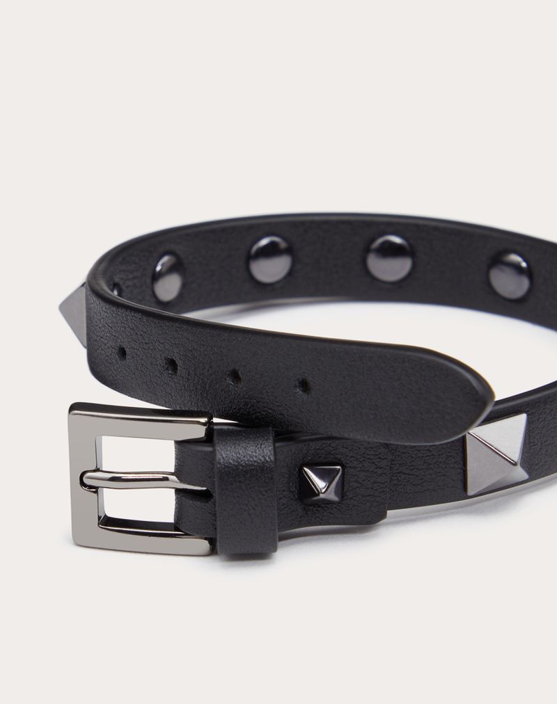 Pulseira Rockstud em couro com tachas em acabamento paládio.